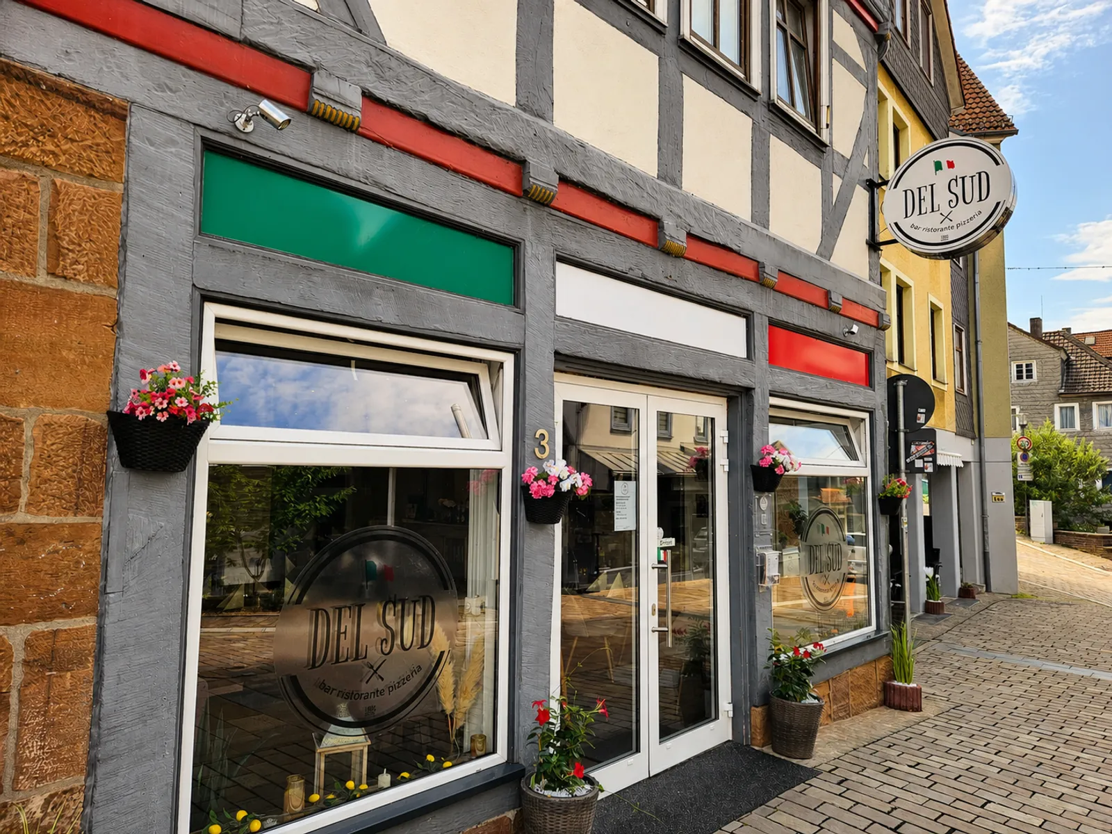 Del Sud Restaurant in Frankenberg — Fachwerk-Fassade mit italienischen Farben