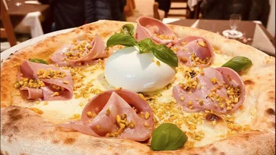 Handgemachte Pizza mit Burrata im Del Sud