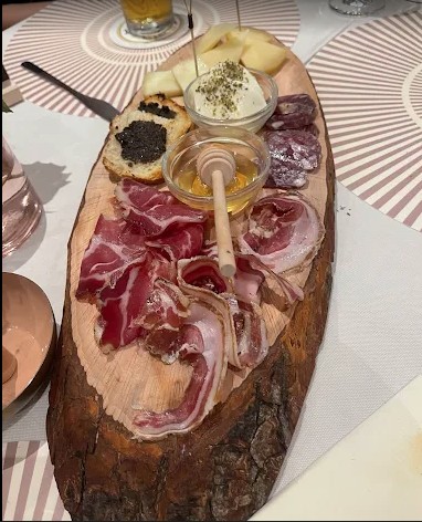 Pizza frisch aus dem Ofen